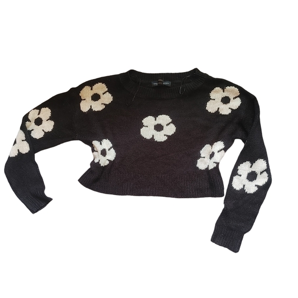 STREETWEAR SOCIETY - Knit Black & White Cropped Sweater With White Flowe… - Picture 4 of 4